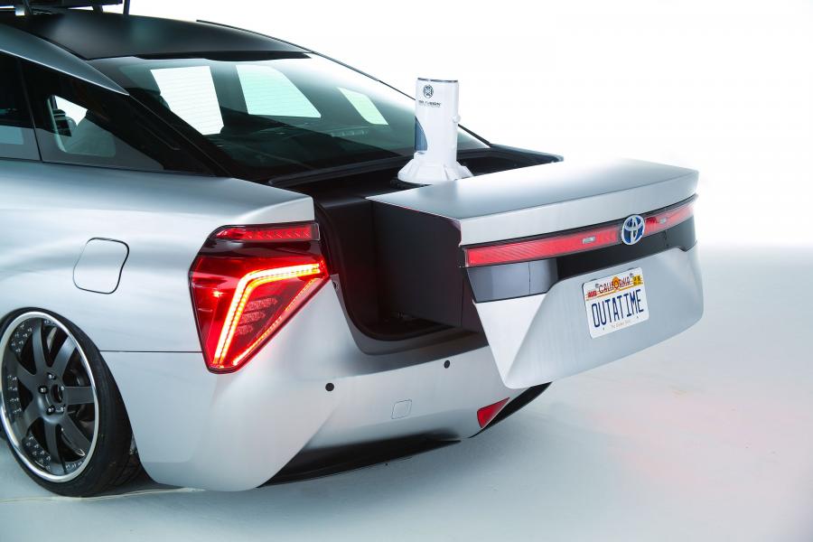  Toyota Mirai Back to the Future Concept 2015 года  (фото 11 из 19)